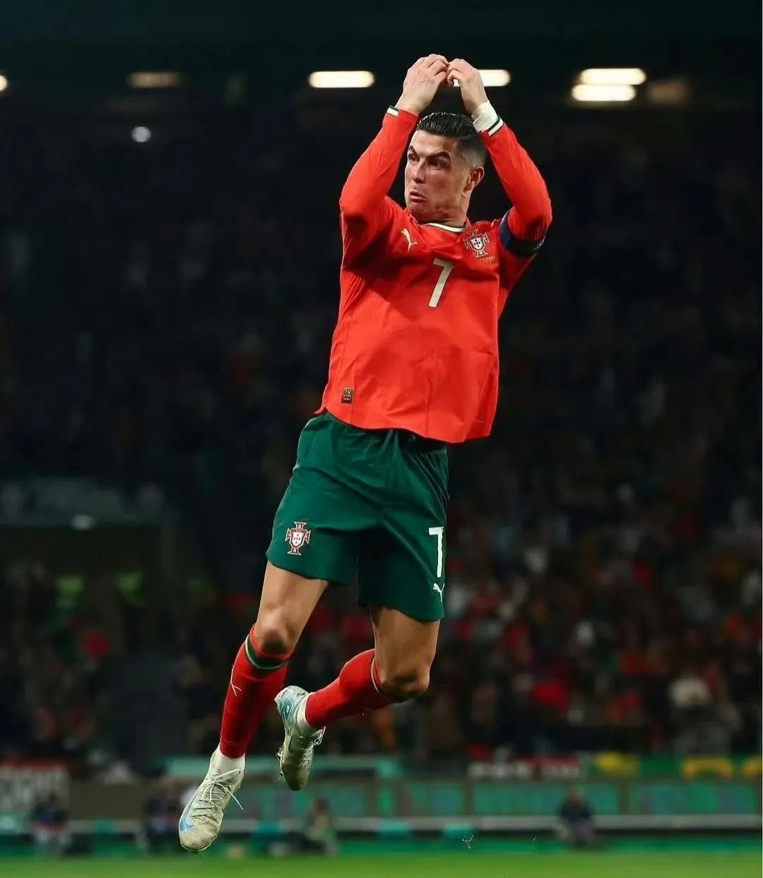 开云在线登录-C罗重返赛场，反败为胜首场状态出色，巴黎圣日耳曼观众沸腾！-开云在线登录